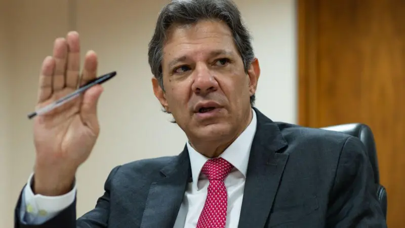 Carga tributária caiu no primeiro ano de Haddad no ministério da Fazenda